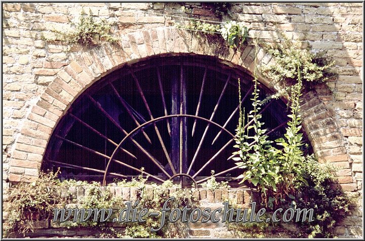 Gitterfenster Venedig.jpg - Auf der Rückseite der Seufzerbrücke.